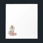 Bloc-note Souris sur mesure sur la boucle du fil<br><div class="desc">Cette illustration vintage d'une minuscule lecture de souris assise sur une bobine de fil est tirée de l'histoire de Beatrix Potter The Tailor of Gloucester. Nous présentons cette image sur de nombreux articles de notre boutique. Si vous ne le voyez pas sur l'article que vous cherchez, faites-le nous savoir et...</div>
