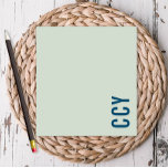 Bloc-note Tous les Casquettes Sideways Monogramme Vert Perso<br><div class="desc">Ce bloc-notes amusant contient vos initiales ou votre nom sur le côté du bloc-notes. Ajoutez votre personnalisation à l'aide du formulaire modèle. Pour modifier la police,  le style,  la couleur ou la disposition,  sélectionnez l'option "customiser plus loin".</div>