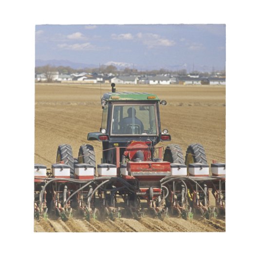 Bloc-note Tracteur tirant un semoir de maïs semence. (Devant)