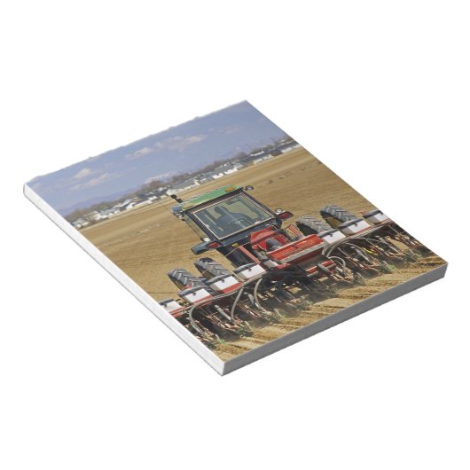 Bloc-note Tracteur tirant une semence de maïs. (Incliné)