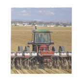 Bloc-note Tracteur tirant une semence de maïs. (Devant)