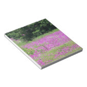 Bloc-note Un champ de fleurs sauvages roses printanières (Incliné)