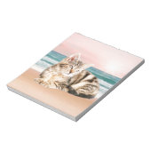 Bloc-note Un chat à rayures plus mignon assis sur la plage a (Tourné)