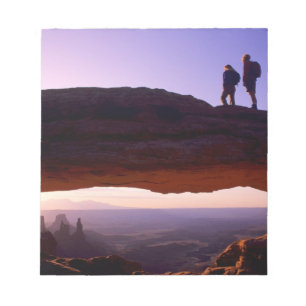 Bloc-note Un couple observe le lever du soleil depuis le som