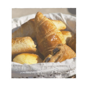 Bloc-note Un panier de petit-déjeuner en osier avec des croi