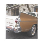 Bloc-note Un Studebaker Silver Hawk Classic Car garé sur un (Devant)