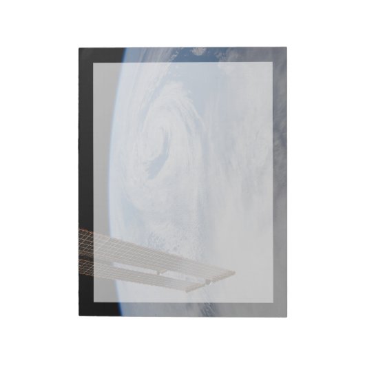 Bloc-note Un Système De Faible Pression Mi-Atlantique. (Tourné)