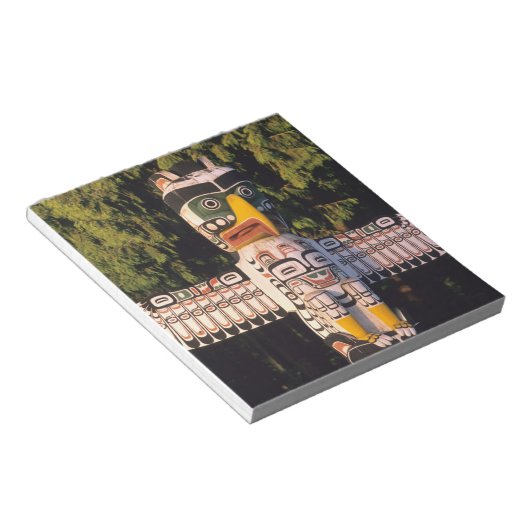 Bloc-note Un totem À Vancouver, Canada. (Incliné)