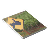 Bloc-note Un tracteur jaune qui traverse le vignoble (Incliné)