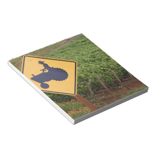 Bloc-note Un tracteur jaune qui traverse le vignoble (Incliné)