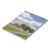 Bloc-note Une grange rouge et une ferme à Pamona, Kansas. (Tourné)