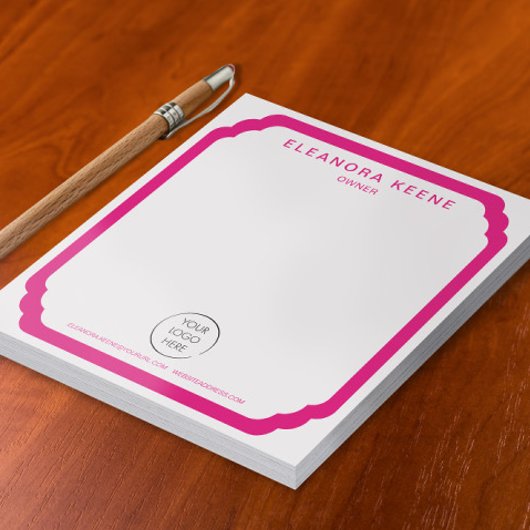 Bloc-notes d'affaires avec logo rose gras, nom et
