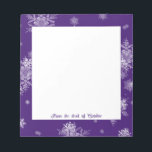 Bloc-notes de Noël pourpre<br><div class="desc">Ajoutez des notes et des rappels avec un Bloc-notes personnalisé de Noël violet. Le design du Bloc-notes comprend des flocons de neige en chute et de l'espace pour personnaliser avec votre nom. Autres articles de papeterie correspondants disponibles avec cette conception aussi. Si vous avez besoin d'aide pour la personnalisation, veuillez...</div>