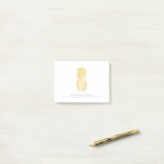 Bloc - notes de notes de post-it - ananas d'or (Sur un bureau)