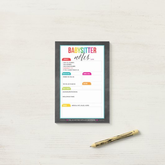 Bloc - notes de notes de post-it de babysitter (Sur un bureau)