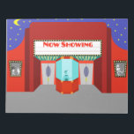 Bloc-notes du cinéma rétro<br><div class="desc">Les étoiles sont en pleine force sur ce Bloc-notes Retro Movie Theater—à la fois les étoiles dans le ciel nocturne et les étoiles sur l'écran d'argent. Ce style des années 1960, minimaliste, présente l'extérieur d'une maison de cinéma classique de l'âge d'or du cinéma. Le bâtiment rouge a une marquise brillamment...</div>