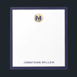 Bloc-notes en or brossé bleu marine<br><div class="desc">Améliorez votre jeu de prise de notes avec ce luxueux bloc-notes personnalisé avec un monogramme d'or métallique brossé initial en haut et votre nom en typographie classique en bas, élégamment encadré en bleu marine. Idéal pour faire la recherche d'idées, prendre des notes ou faire des listes, ce bloc-notes est un...</div>