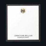 Bloc-notes minimaliste monogramme noir et or<br><div class="desc">Faites ressortir vos notes avec ce bloc-notes minimaliste monogrammé noir et or. Le design élégant comprend un monogramme or brossé jeu initial contre un arrière - plan blanc taillé en noir, avec typographie de bloc classique pour le nom et le titre. Le bloc-notes contient 40 feuilles de papier de haute...</div>