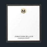 Bloc-notes minimaliste monogramme noir et or<br><div class="desc">Faites ressortir vos notes avec ce bloc-notes minimaliste monogrammé noir et or. Le design élégant comprend un monogramme or brossé jeu initial contre un arrière - plan blanc taillé en noir, avec typographie de bloc classique pour le nom et le titre. Le bloc-notes contient 40 feuilles de papier de haute...</div>