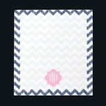 Bloc-notes monogramme bleu Chevron Ikat<br><div class="desc">Un bloc-notes au design de chevrons ikat bleu. Personnalisez avec votre monogramme sur la conception de quatrefoil rose.</div>