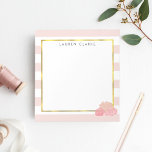 Bloc-notes personnalisé en forme de bande rose et<br><div class="desc">Ce bloc-notes personnalisé est doté d'un délicat arrière - plan à rayures roses, d'une bordure en or FAUX et d'un groupe de pivoines dans de jolis tons roux. Coordonnée avec nos suites d'invitation Pink Stripe & Blush Peony, fournitures de bureau, articles de maison et accessoires. Customisez avec un monogramme, un...</div>