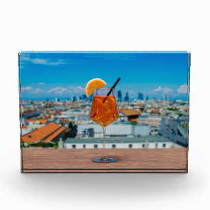 Bloc Photo Cocktail Spritz sur une table avec vue sur Milan