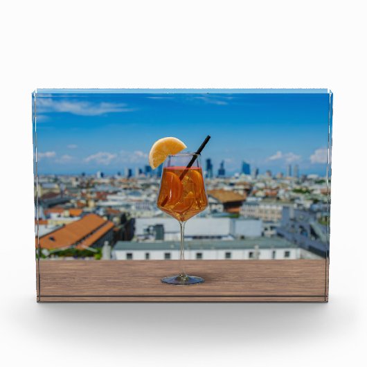 Bloc Photo Cocktail Spritz sur une table avec vue sur Milan (Devant)
