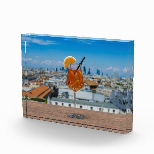 Bloc Photo Cocktail Spritz sur une table avec vue sur Milan (Droite)