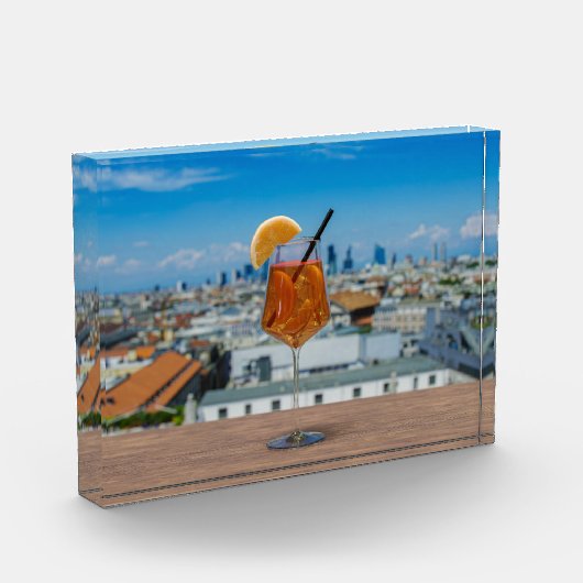 Bloc Photo Cocktail Spritz sur une table avec vue sur Milan (Gauche)