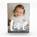 Bloc photo d'amour gras<br><div class="desc">Avec un traitement de type moderne et ludique, ce bloc photo vertical est une façon adorable de partager l'amour. L'amour du texte blanc est dans un style désespéré écrit à la main avec des taches blanches autour. Il y a également de la place pour le texte personnalisable - un nom,...</div>