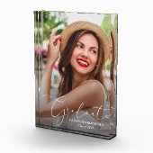 Bloc Photo Élégant blanc Script Graduation moderne (Droite)