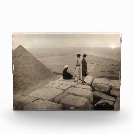 Bloc Photo Flapper Girls Sunrise Khufu Pyramid, Égypte 1920 (Devant)
