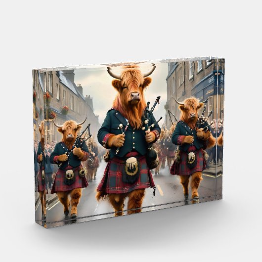 Bloc Photo Highland Harmony : Bagpipe Highland Cow Band (Gauche)