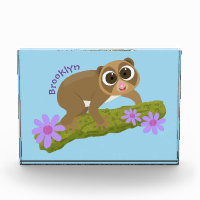 Joli lenteur loris sur dessin de branche