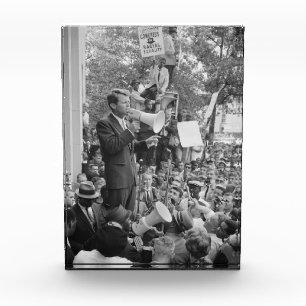 Bloc Photo Le sénateur Robert Kennedy en campagne pour le pré