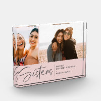 Les Soeurs Modernes Gardent Deux Photos Roses Brut