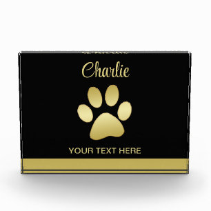 Bloc Photo Paw chien brillant or sur arrière - plan noir