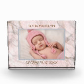 Bloc Photo Photo Bébé Sur Motif Élégant En Marbre Rose Clair (Devant)