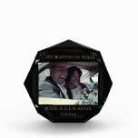 Bloc Photo Photo du 50e anniversaire personnalisée<br><div class="desc">Créez un souvenir significatif avec ce bloc photo élégant et élégant. Personnalisez le beau keepsaké avec le nom du couple et la date anniversaire du mariage. Un script doré simple et élégant qui dit "célébrer 50 ans" peut être édité à n'importe quel numéro pour une autre année anniversaire. Ajoutez une...</div>