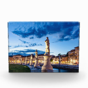 Bloc Photo Rangée de statues illuminées à Padova