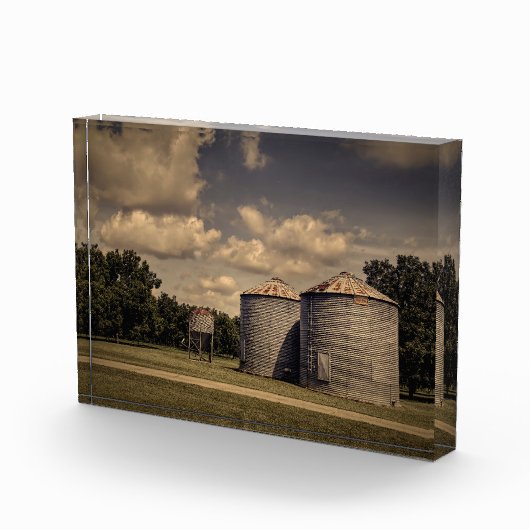 Bloc Photo Silos rustiques dans une scène endormie sous des n (Droite)