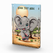 Bloc Photo Un bébé éléphant qui sonne heureux dans la savane (Droite)