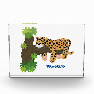 Bloc Photo Un mignon léopard dormant dans un arbre dessin ani
