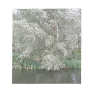 Blocnote met witte bomen en rivierlandschap