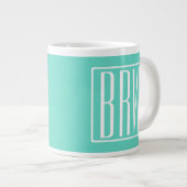 Bloed modern 3 Initialen monogram | White on Aqua Extra Grote Beker (Voorkant rechts)