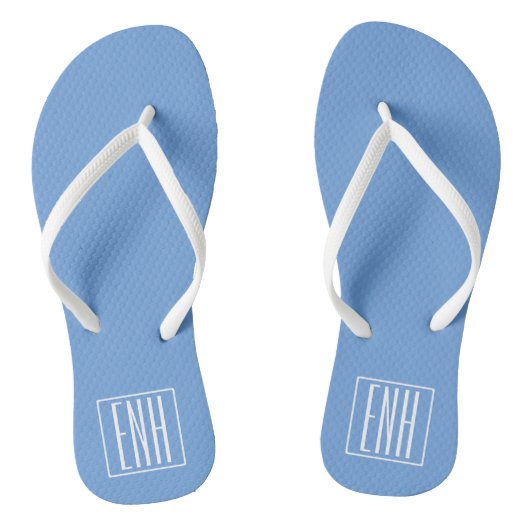 Bloed modern 3 Initialen monogram | Zacht blauw Teenslippers (Voetbed)
