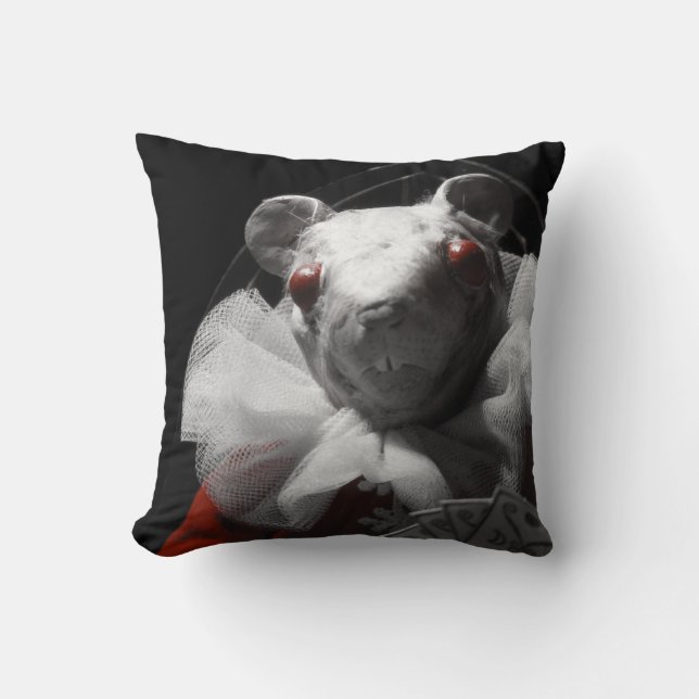 Bloed thee en rood string witte muis kussen (Voorkant)