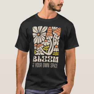 Bloei in je eigen ruimte – Retro Groovy Paddenstoe T-shirt