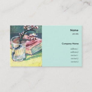 Bloeiende amandeltak in een glas met een boek visitekaartje