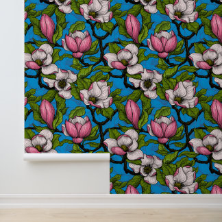 Bloeiende magnolia op blauw behang